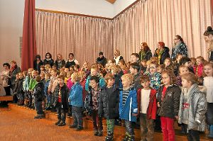 Die Kindergartenkinder trugen mit ihren zwei Liedern zur Auflockerung des Programms bei und verdienten sich den begeisterten Applaus der Gäste. Foto: Adler