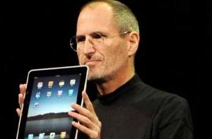 Steve Jobs mit den iPad. Foto: Achim Helbig