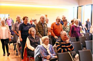 Beim Seniorentag in der Schwenninger Neckarhalle hieß es mitmachen bei den Tanzvorführungen. Foto: Schimkat