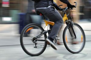 Mit einem gestohlenen Rad fährt ein Unbekannter am Donnerstag in Stuttgart-West an der rechtmäßigen Besitzerin vorüber. Foto: dpa/Symbolbild