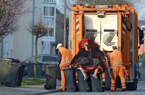 Könnte es zu so einer Szene am Fasnet-Montag kommen? Eine Horber Hexe nimmt auf Mülltonnen Platz, weil die Müllabfuhr unterwegs ist. Foto: Caroline Seidel/dpa/Hopp/Montage: Ulm
