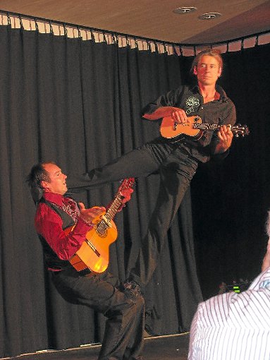 Das Künstlerduo Thomas Schaeffert (links) und Simon Flamm brachten die Zuschauer in Haslach zum Lachen. Foto: Störr Foto: Schwarzwälder-Bote