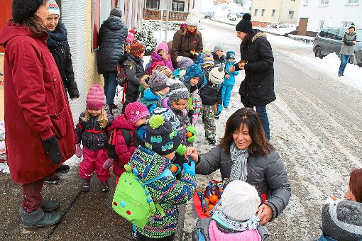 Das Team des  Kindergartens Salmendingen und die Eltern  haben das erste Adventsfenster   geöffnet.  Foto: Pfister Foto: Schwarzwälder-Bote