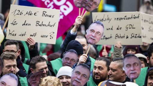 Streikkundgebung der GDL in Köln: Claus Weselsky ist zumindest als Konterfei immer dabei. Foto: dpa/Christoph Reichwein