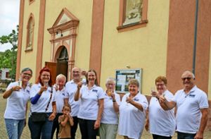 Zusammen mit den Gottesdienstbesuchern stießen die Mitglieder des VdK-Ortsvereins Ringsheim auf ihr 75-jähriges Bestehen an. Foto: Decoux