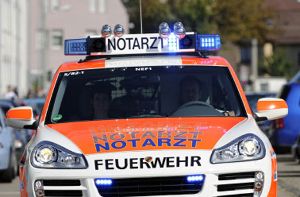 Eine 18-Jährige ist auf dem Weg nach Marbach (Kreis Ludwigsburg) in Neckarweihingen mit ihrem Auto von der Straße abgekommen. Bei dem Unfall wurde die junge Frau schwer verletzt. Foto: dpa