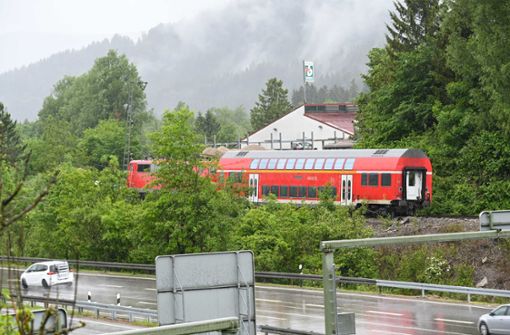 Die Deutsche Bahn hat mit vorbereitenden Arbeiten zur Bergung der Lok und eines letzten Waggons von der Unfallstelle in Garmisch-Partenkirchen begonnen. Foto: dpa/Tobias Hase