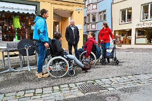 Nicht nur in der oberen Hauptstraße wird klar, dass sich historisches Stadtbild mit Pflaster und Wünsche von Behinderten manchmal schwer in Einklang bringen lassen. Foto: Riedlinger