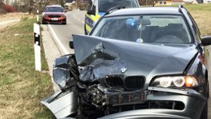 Schwer demoliert wurde dieser BMW-Combi  beim Zusammenstoß mit einem zweiten.  Foto: Stoll