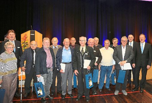 Langjährige Mitglieder der Raiffeisenbank im Kreis Calw wurden bei der Mitgliederversammlung in Ebhausen geehrt. Foto: up Foto: Schwarzwälder-Bote
