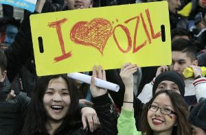 Sympathische Fans in Kasachstan: Die DFB-Elf hat ihr WM-Qualifikationsspiel 3:0 gewonnen. Foto: dpa