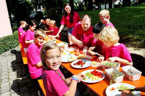 Das gemeinsame Zubereiten eines Obstsalats gehört mit zum Mittagessen bei den Ferienspielen. Foto: Müller Foto: Schwarzwälder-Bote