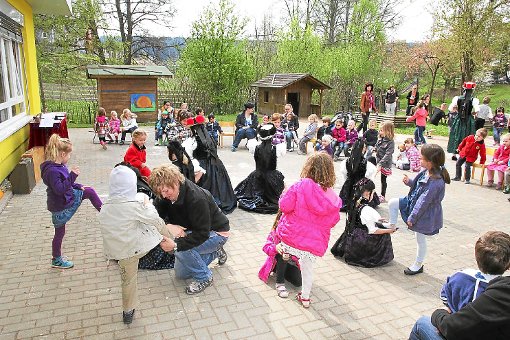 Besuch im Kindergarten Weidenbächle  von Mitgliedern der Jugend- und Jugendglockengruppen des Trachtenvereins. Foto: Hübner Foto: Schwarzwälder-Bote