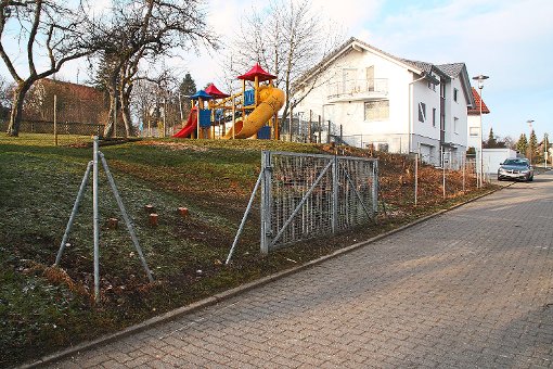 Am Schluchseeweg  in Dauchingen entstehen acht Parkplätze für den Kindergarten. Die Rodung der Büsche ist bereits erfolgt, das Tor wird versetzt.  Foto: Preuß Foto: Schwarzwälder-Bote