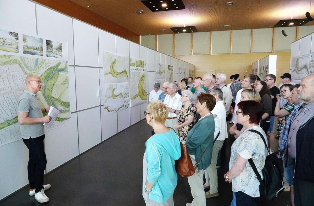 Über 1000 Bürger haben die Ausstellung mit den Wettbewerbsbeiträgen zur Landesgartenschau besucht. Die letzte Führung übernahm OB Ralf Broß (links). Foto: Hermann