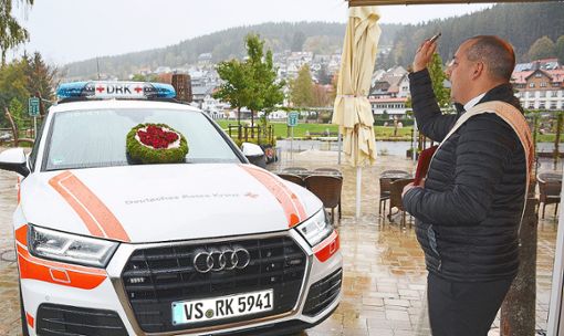 Diakon Klaus-Dieter Sembach segnet in Schonach bei Regen den neuen Einsatzwagen. Fotos: Bolkart Foto: Schwarzwälder Bote