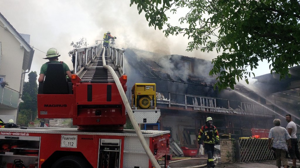 Bei dem Brand in Büchelbronn entstand Sachschaden im sechsstelligen Bereich.