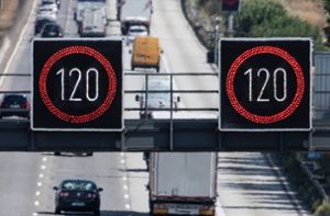 Laut einer Studie würde eine Geschwindigkeitsbegrenzung auf Autobahnen mehr fürs Klima bringen als gedacht. Foto: dpa/Boris Roessler
