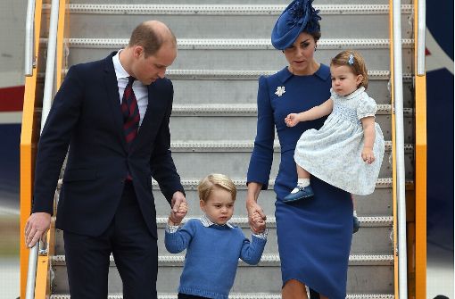 Die beliebte britische Herzogsfamilie von Cambridge: Prinz William und seine Frau Kate mit den Kindern George (Mitte) und Charlotte 2016 bei ihrer Ankunft im kanadischen Victoria. Foto: dpa