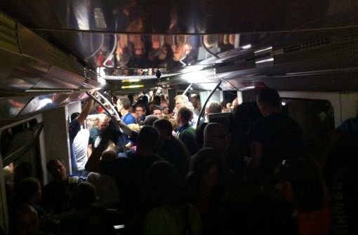 In einer völlig überfüllten S-Bahn ist am Samstagabend Panik ausgebrochen - der Zug musste evakuiert werden. Foto: dpa