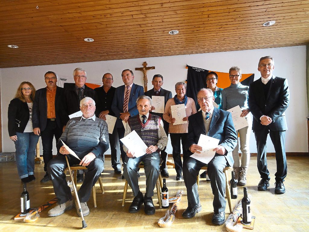 Marion Göllinger und Gerhard Gaus (hinten von links) ehren treue Mitglieder.  Pfarrer Eberhardt Eisele (rechts) gratuliert ebenfalls.  Foto: Haberstroh Foto: Schwarzwälder-Bote
