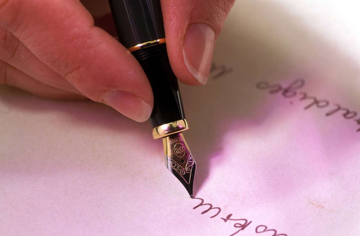 Wer eine Unterschrift fälscht, begeht meist Urkundenfälschung. Foto: imago/Weiss