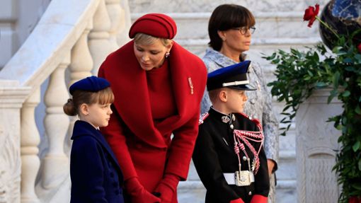 Dieser Look war gut geplant: Fürstin Charlène mit ihrer Tochter Gabriella und ihrem Sohn Jacques. Foto: AFP/VALERY HACHE