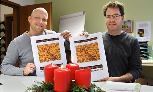 Rüdiger Holderried (links) und Achim Wicker stellen die weihnachtliche Tafelladen-Kisten-Aktion vor. Foto: Hopp Foto: Schwarzwälder Bote