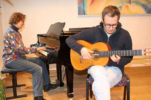 Susanne Schuler-Meybier und Florian Jörger sind zwei der Musiklehrer, die eine kostenlose Schnupperstunde anbieten. Foto: Könck Foto: Schwarzwälder Bote
