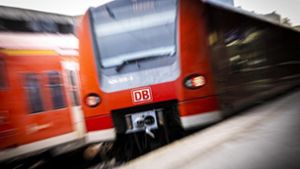 Schüler fällt ins Gleisbett – Lokführer leitet Schnellbremsung ein