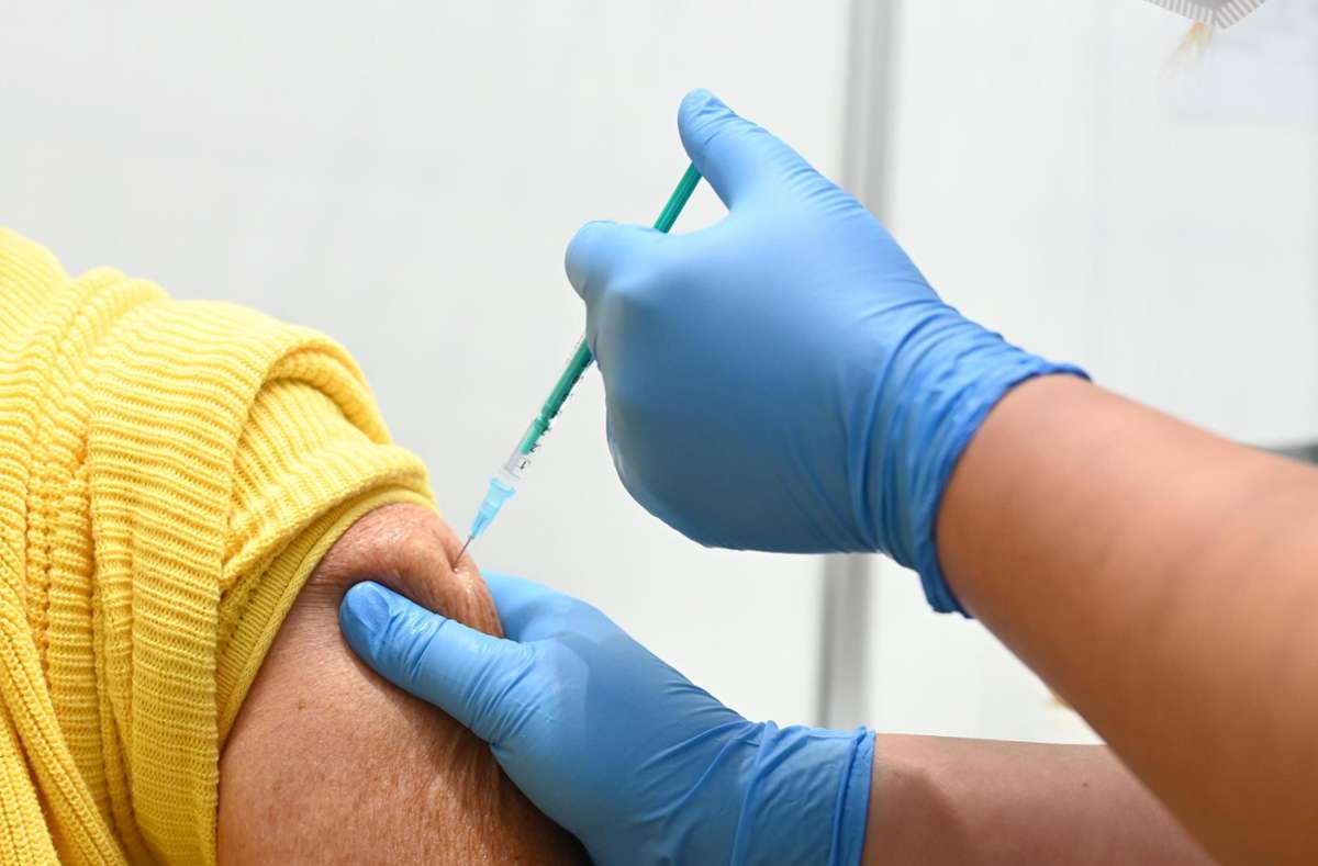 In einem Impfzentrum wird eine Auffrischimpfung gegen das Coronavirus verabreicht. Foto: Weißbrod