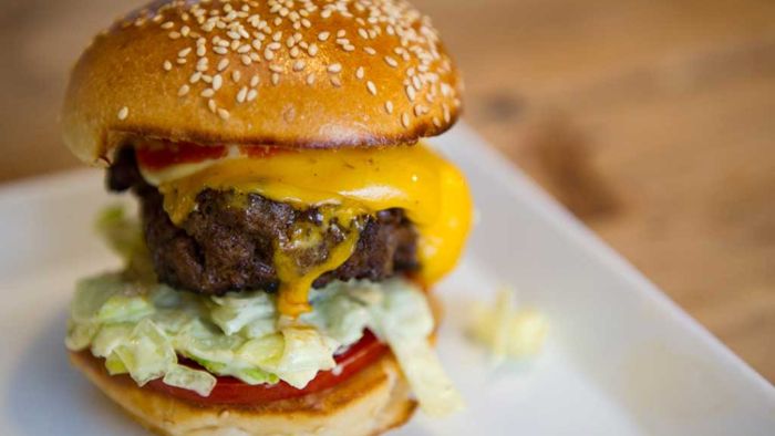 Stuttgarts bestes Lieferlokal bringt Burger nach Hause