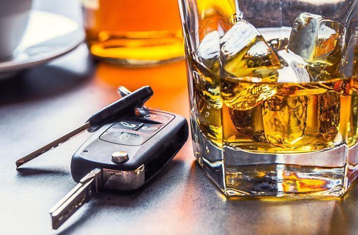 Alkohol am Steuer: 45-Jährige landet bei Rottenburg mit Auto in Graben