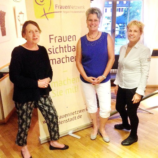 Social-Media-PR-Managerin Angela Wosylus mit den Vorstandsfrauen des Frauennetzwerks Tanja Wetzel (rechts) und Ursula Mertzig-Stein (links)   Foto: Kober Foto: Schwarzwälder-Bote