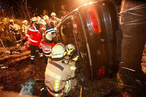 Nachtübung der Feuerwehr Villingen: Ein Auto stürzt die Böschung hinab.Zur Bildergalerie Foto: Marc Eich