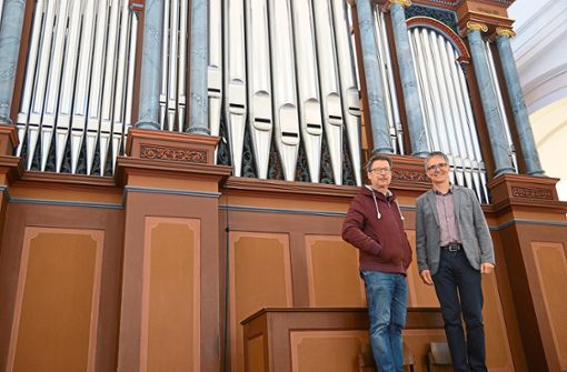 Kirchenmusikdirektor Rudi Schäfer (links) und der Vereinsvorsitzende Gebhard Pfaff freuen sich bereits auf den Wettbewerb. Foto: Fritsche