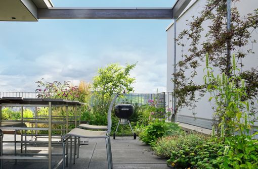 Garten mit Grillplatz auf 20 Metern Höhe: Mehrfamilienhaus in Heilbronn mit gemeinsam genutztem Dachgarten, der  einen Gemeinschaftsteil und Einzelsitzgelegenheiten zum Rückzug bietet Foto: Ellen Schneider-Kohler/ESK
