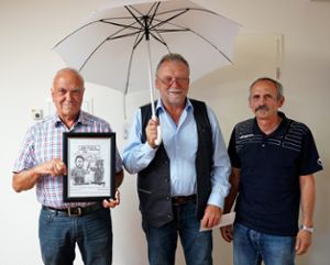 Michael Wehle (links) und Manfred Dettling (rechts) übergeben dem scheidenden Ortsvorsteher Karl Kocheise ein besonderes Geschenk. Foto: Schwarzwälder Bote
