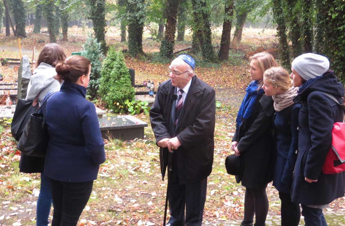 Szene: Zeitzeuge Wolfgang Nossen aus Breslau besucht mit Teilnehmern des Workshops den jüdischen Friedhof. Foto: Karin Kaper Film