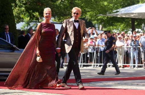 Die Richard-Wagner-Festspiele in Bayreuth sind eröffnet. Thomas Gottschalk und Karina Mroß flanieren über den roten Teppich. Foto: dpa/Karl-Josef Hildenbrand