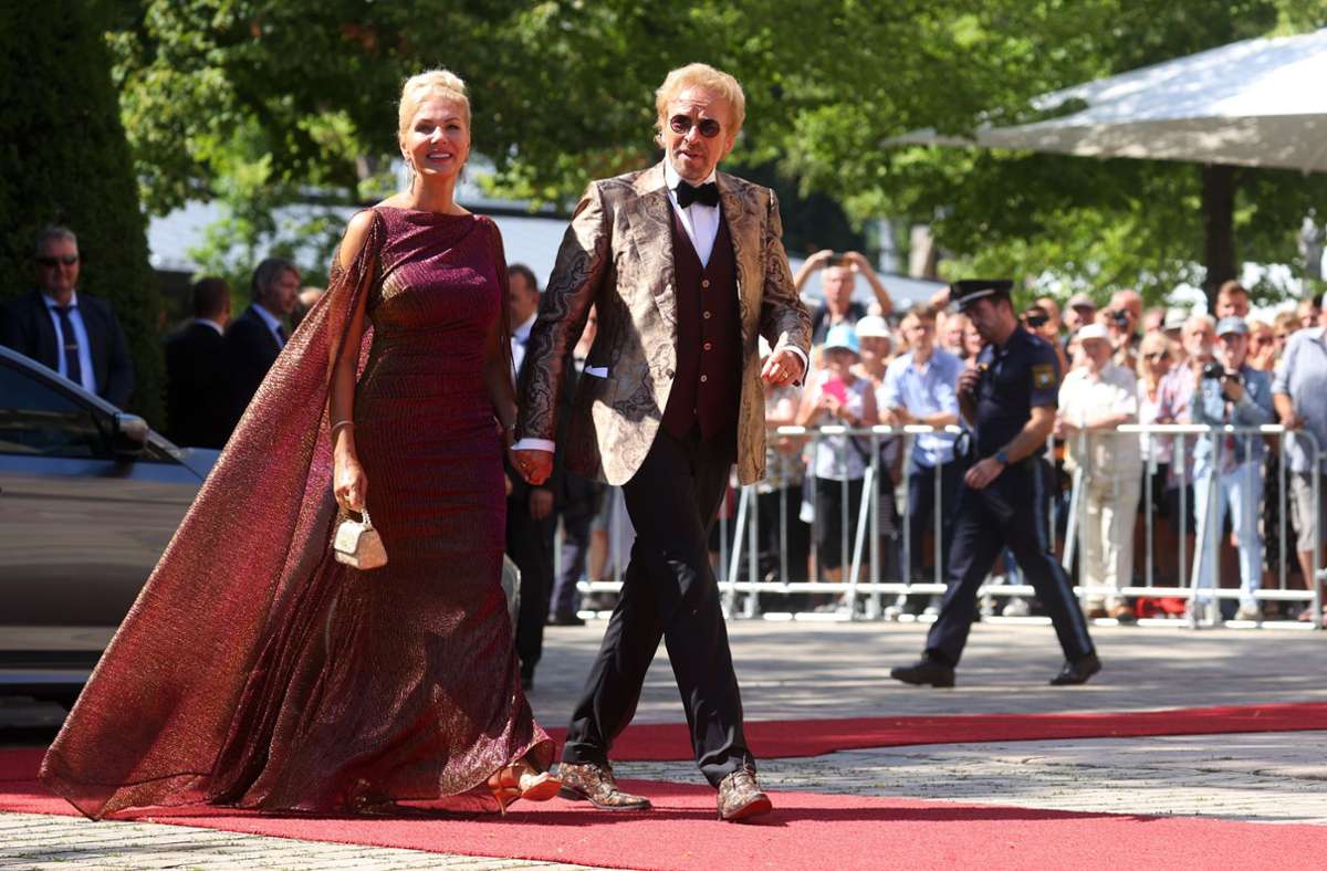 Die Richard-Wagner-Festspiele in Bayreuth sind eröffnet. Thomas Gottschalk und Karina Mroß flanieren über den roten Teppich.