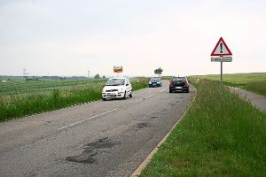 Das Schild weist darauf hin, was die  Autofahrer von ganz allein bemerken, wenn sie  auf der Straße zwischen Marschalkenzimmern und Dornhan unterwegs sind. Foto: Danner