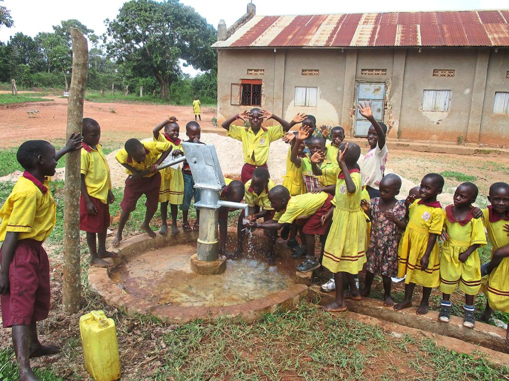 Die Kinder von St. Joseph Mityebiri genießen die neue Wasserquelle bei ihrer Schule, die ihnen Zugang zu sauberem Trinkwasser ermöglicht. Fotos: Wamala