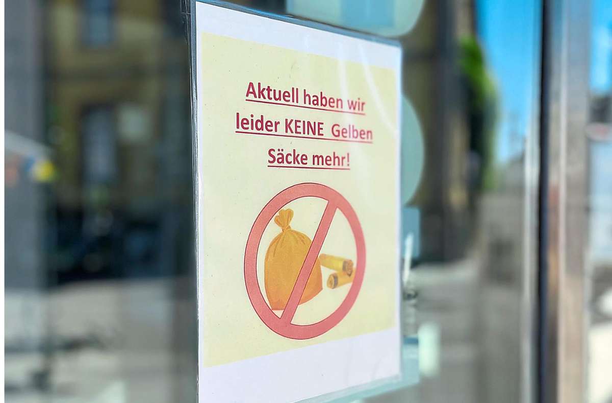 Unter anderem in Lahr sind aktuell keine gelben Säcke mehr zu bekommen, wie der Aushang am Bürgerbüro anzeigt Foto: Bender
