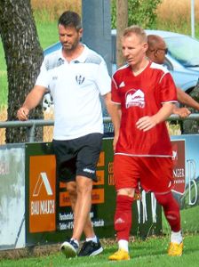 Michael Neumann, Trainer des VfB Bösingen, und Adi Dobricean. Foto: Neff