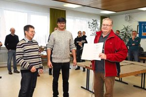 Schriftführer Dieter Fischle (von links)  und Vorsitzender Denis Mrsa gratulieren   Armin Bente.   Foto: Privat Foto: Schwarzwälder Bote