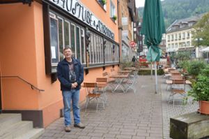 Bernard Chauvet hat seinen Biergarten in der Schramberger Fußgängerzone der Verordnung angepasst.Foto: Fritsche Foto: Schwarzwälder Bote