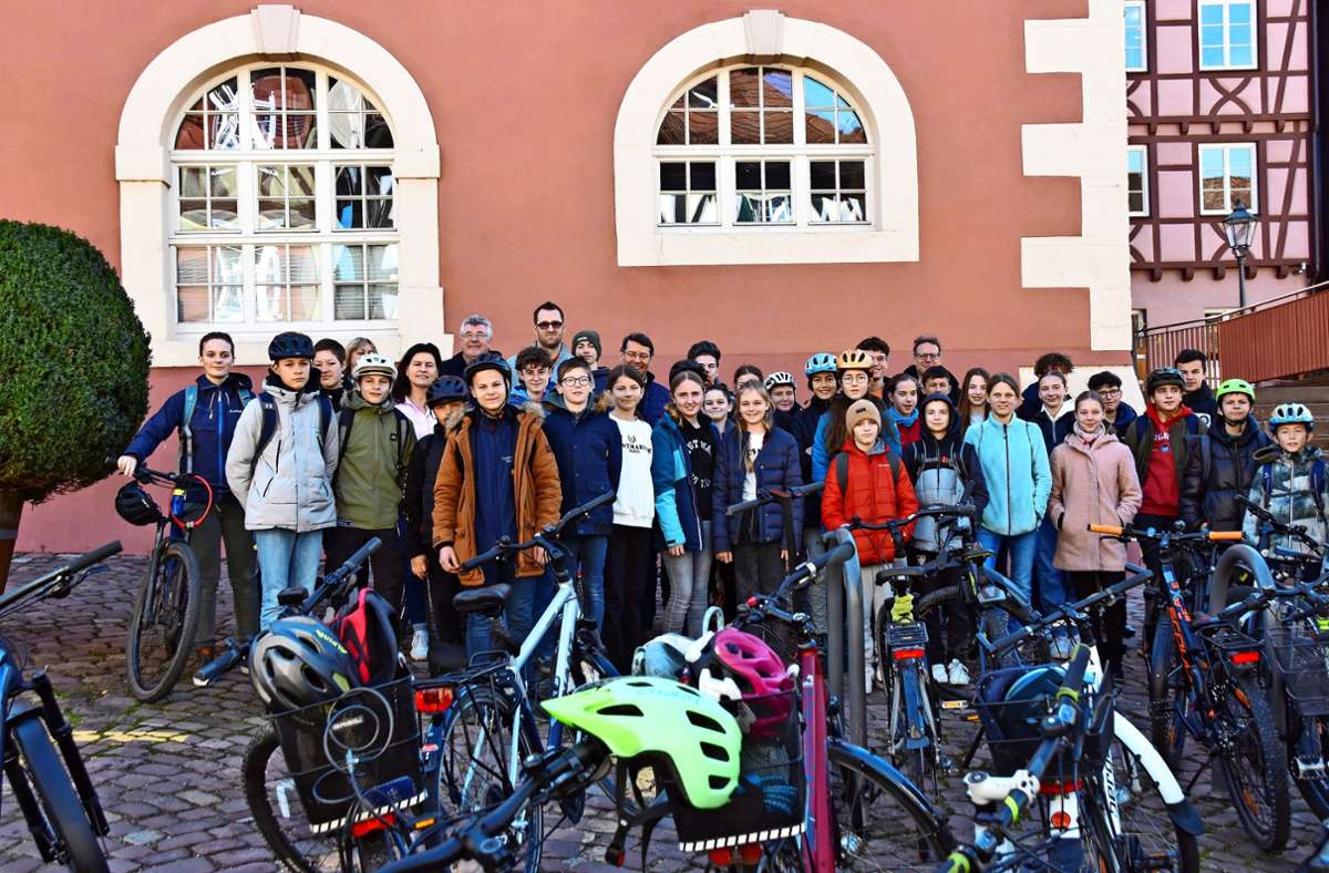 Die Teilnehmer des Workshops mit ihren Rädern vor dem Ettenheimer Rathaus Foto: Göpfert