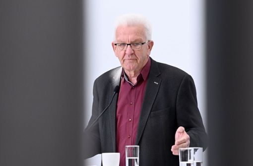 Ministerpräsident Kretschmann sagt seiner alten Regierung adieu. Foto: dpa/Bernd Weissbrod