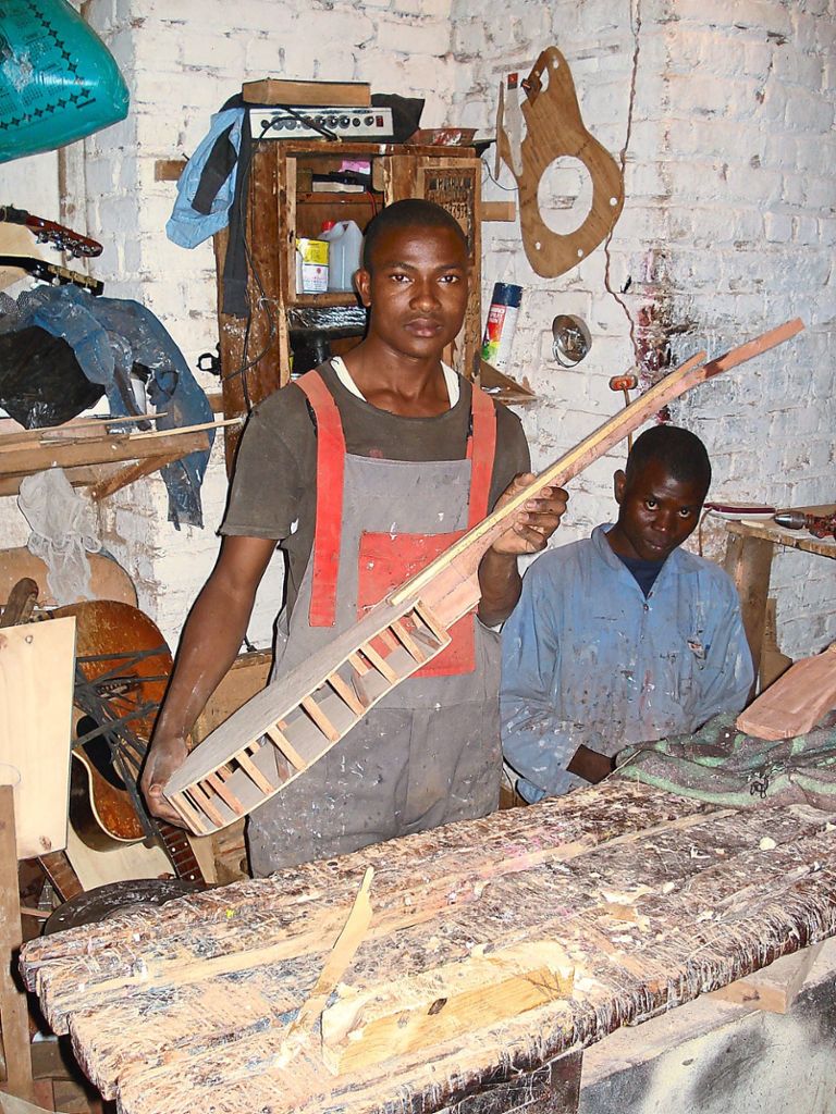 Ehemalige Kindersoldaten bauen Gitarren statt Gewehre.  Foto: Brandes Foto: Schwarzwälder Bote